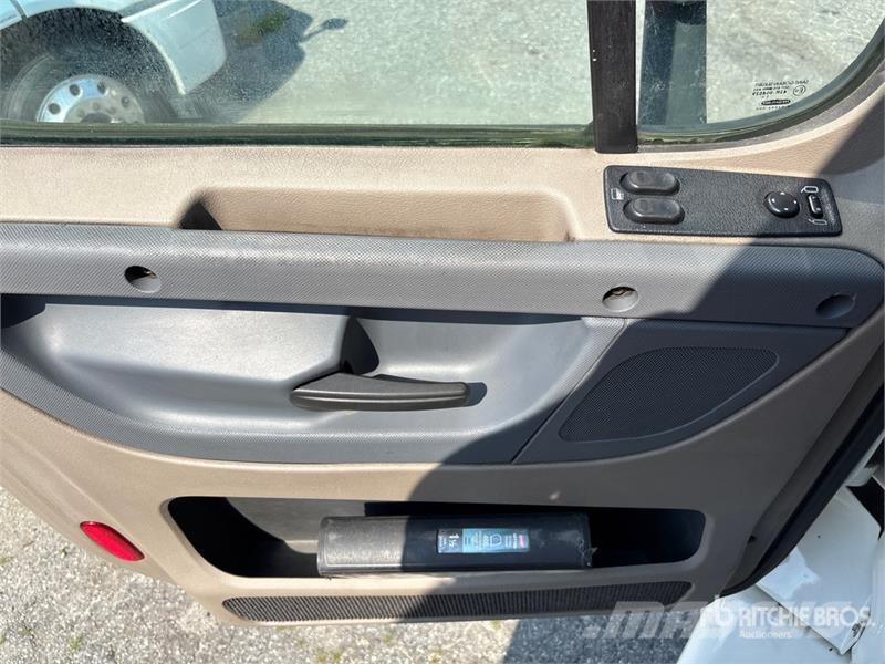 Freightliner Cascadia 113 Camiones portacoches