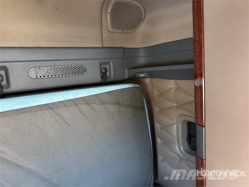 Freightliner Cascadia 113 6x4 Sleeper Car Carrier Truck (Inoper Camiones portacoches