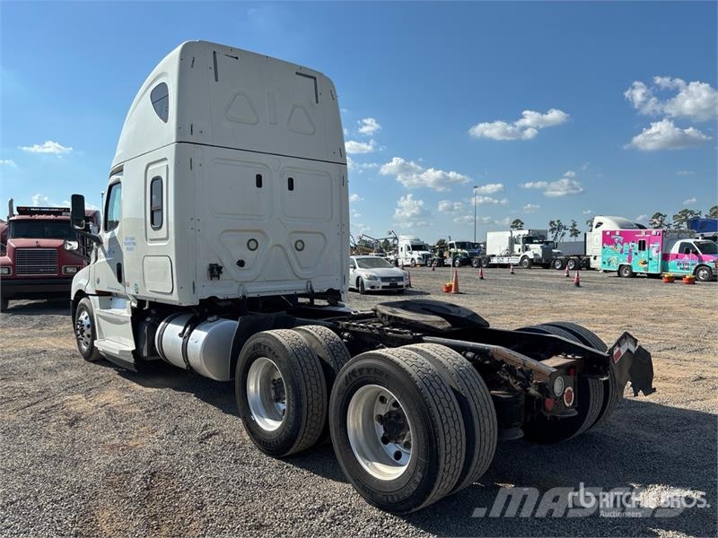 Freightliner Cascadia 126 6x4 T/A Sleeper Truck Tractor Tegljači