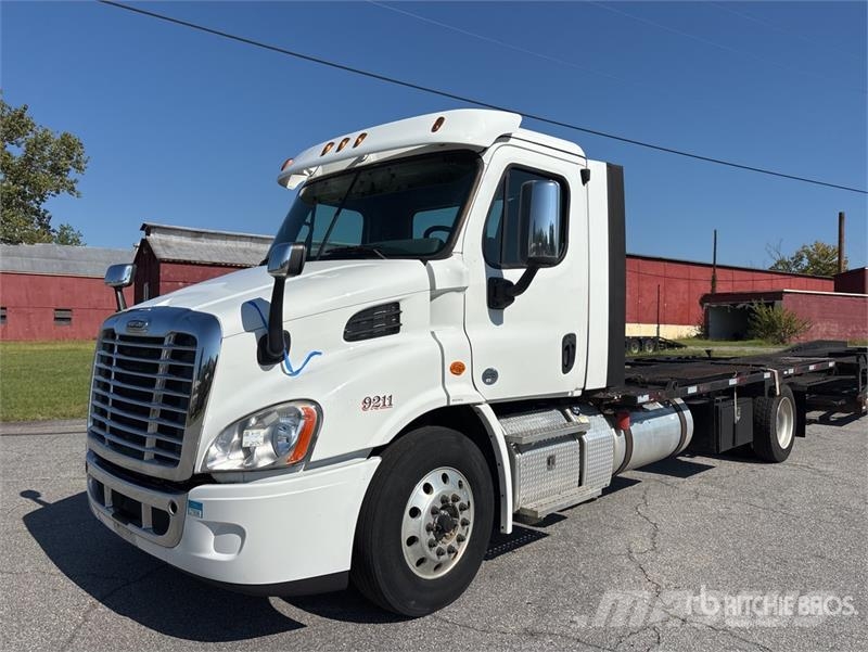 Freightliner Cascadia 113 4x2 Car Carrier Truck Trasportatore per veicoli
