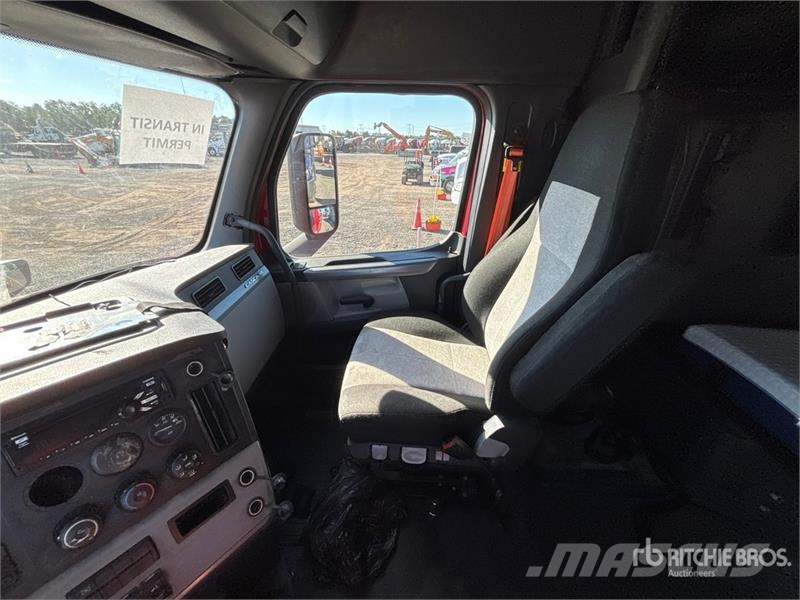 Freightliner Cascadia 126 6x4 T/A Sleeper Truck Tractor Sattelzugmaschinen