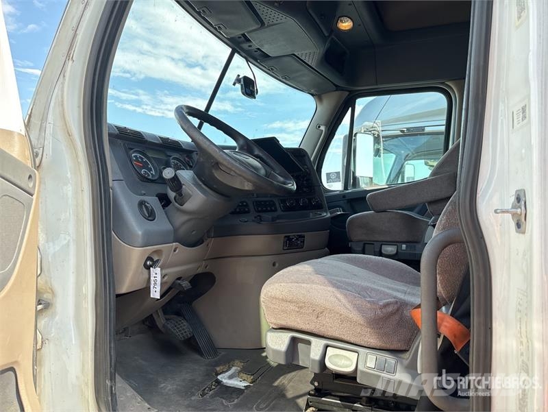Freightliner Cascadia 125 6x4 T/A Sleeper Truck Tractor Tegljači