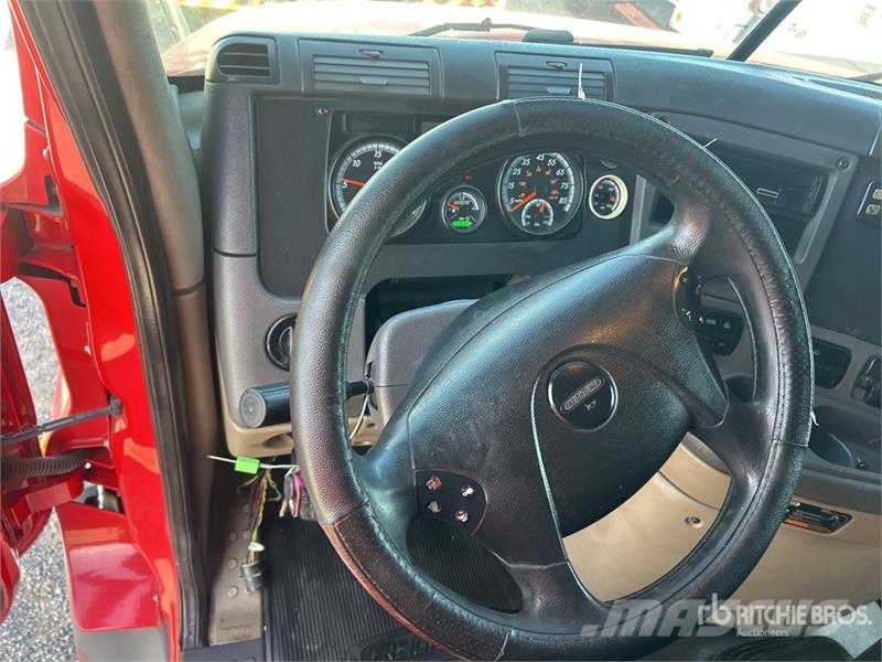 Freightliner Cascadia 125 6x4 T/A Sleeper Truck Tractor Vlačilci
