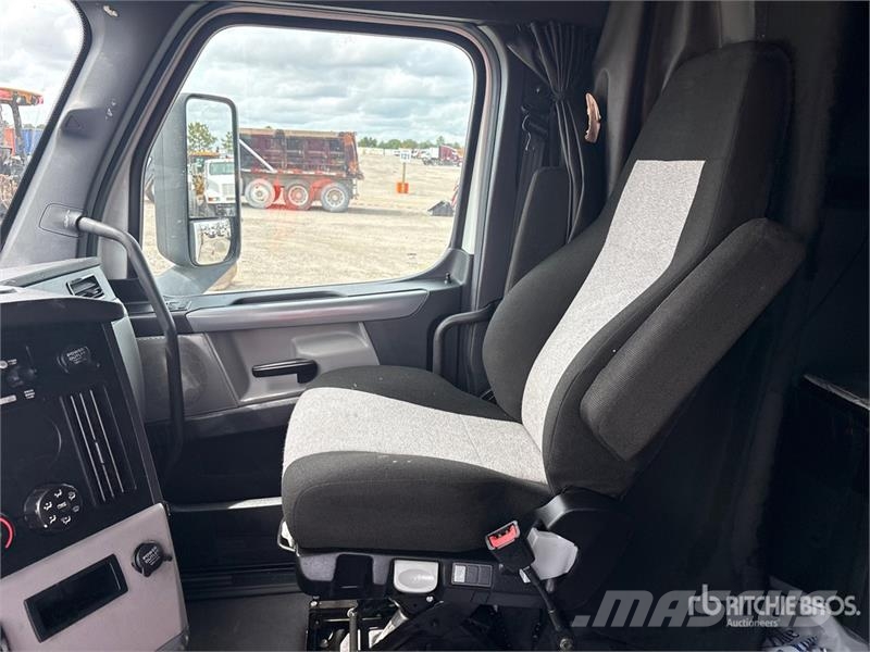 Freightliner Cascadia 126 6x4 T/A Sleeper Truck Tractor Naudoti vilkikai