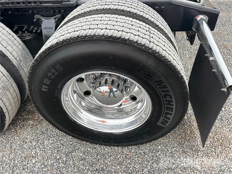 Freightliner Cascadia 126 6x4 T/A Sleeper Truck Tractor Vilcēji