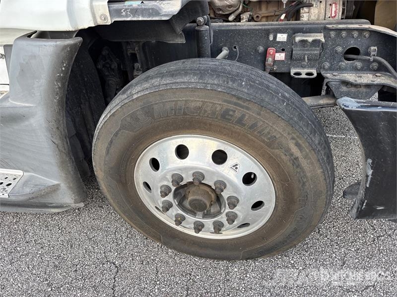 Freightliner Cascadia 125 6x4 T/A Sleeper Truck Tractor Sattelzugmaschinen