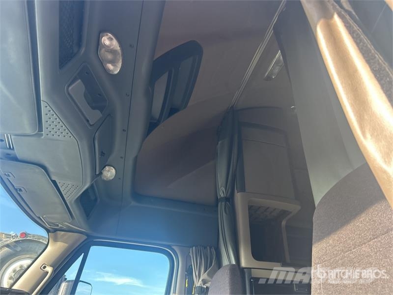 Freightliner Cascadia 125 6x4 T/A Sleeper Truck Tractor Седельные тягачи