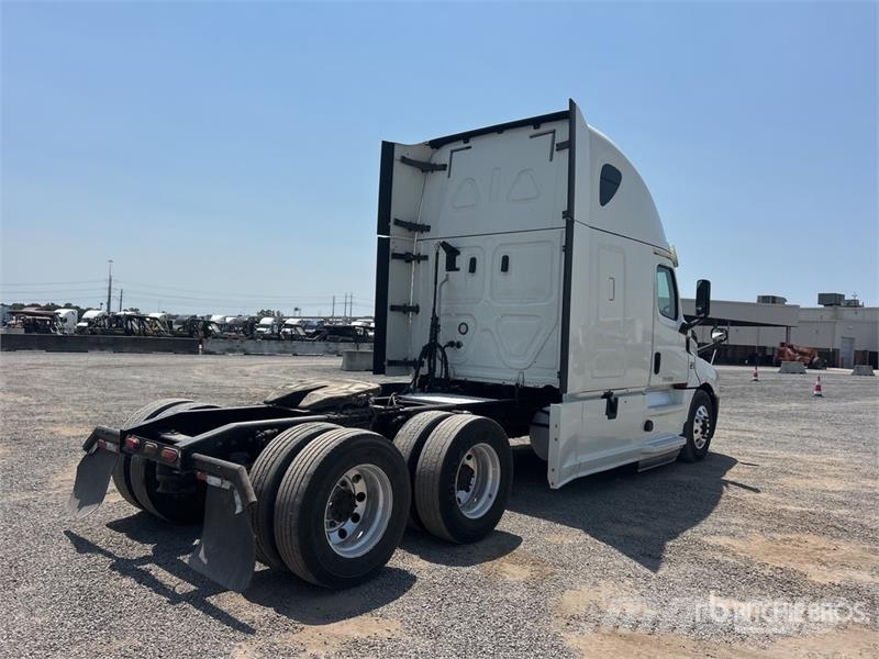 Freightliner Cascadia 126 6x4 T/A Sleeper Truck Tractor وحدات الجر