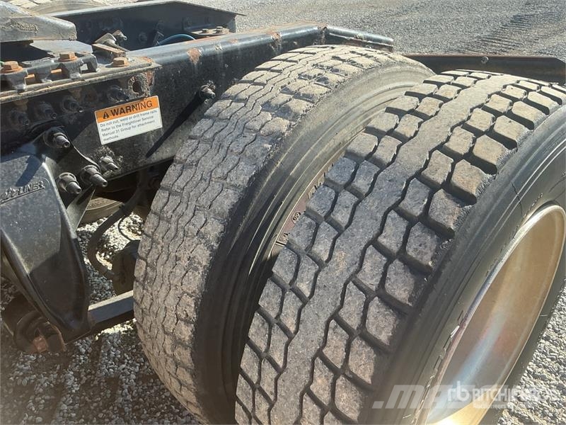 Freightliner Cascadia 125 6x4 T/A Sleeper Truck Tractor 中古トラクターヘッド | トレーラーヘッド