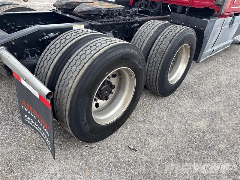 Freightliner Cascadia 126 6x4 T/A Sleeper Truck Tractor Cavalos mecânicos