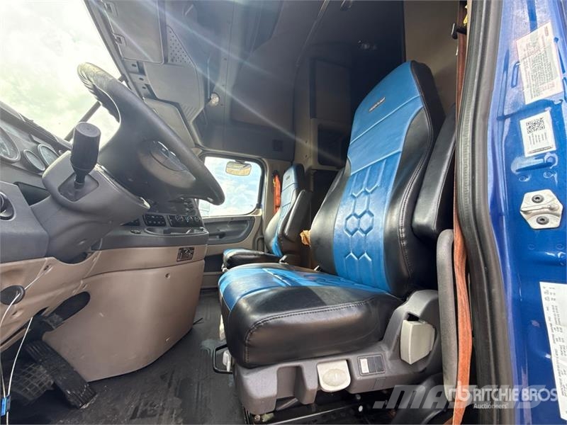 Freightliner Cascadia 125 6x4 T/A Sleeper Truck Tractor Vlačilci