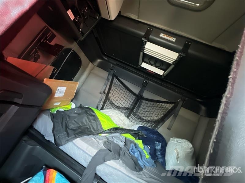 Freightliner Cascadia 126 6x4 T/A Sleeper Truck Tractor Tegljači