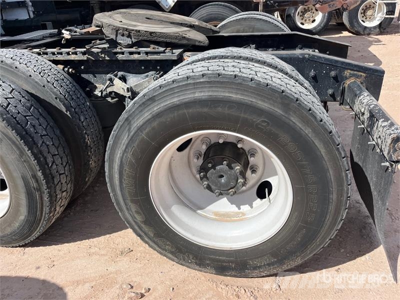 Freightliner Cascadia 126 6x4 T/A Sleeper Truck Tractor Седельные тягачи
