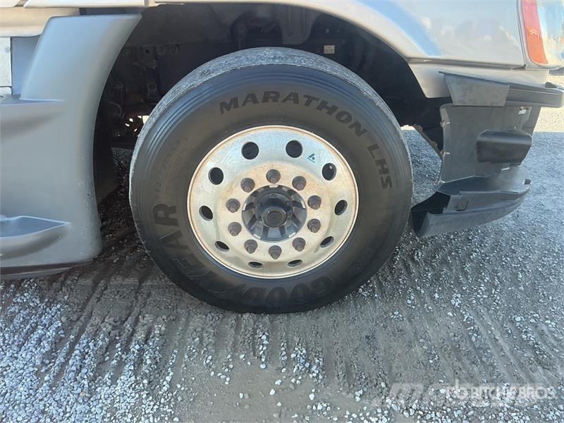 Freightliner Cascadia 125 6x4 T/A Sleeper Truck Tractor 中古トラクターヘッド | トレーラーヘッド