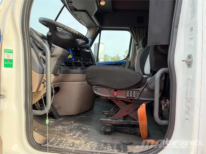 Freightliner Cascadia 125 6x4 T/A Sleeper Truck Tractor Sattelzugmaschinen
