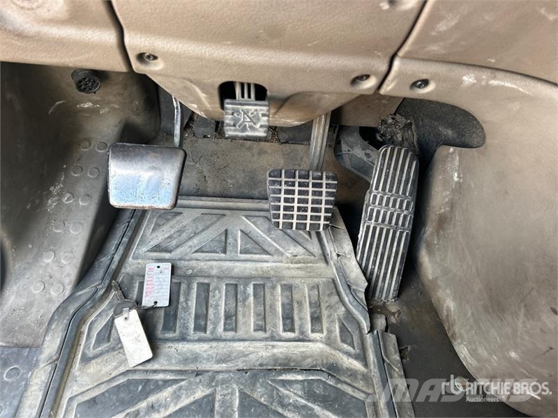 Freightliner Cascadia 125 6x4 T/A Sleeper Truck Tractor (Inoper Camiones tractor