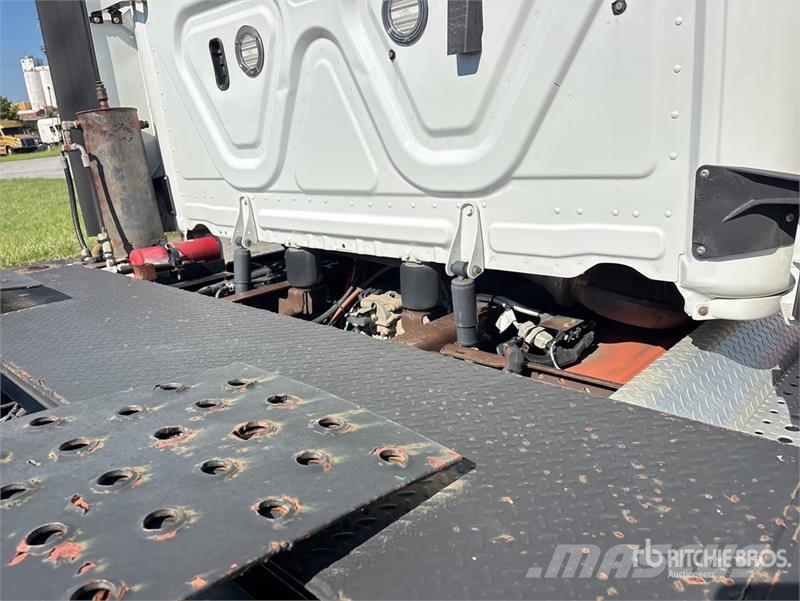 Freightliner Cascadia 113 4x2 Car Carrier Truck Trasportatore per veicoli
