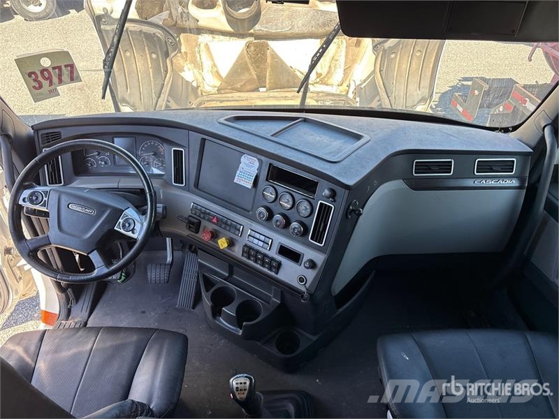 Freightliner Cascadia 126 8x4 Tri/A Sleeper Truck Tractor (Inop Tegljači