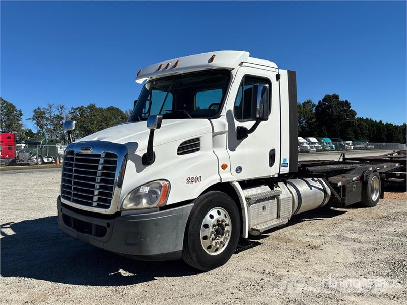 Freightliner Cascadia 113 Car Carrier Truck Camiões de Transporte Auto