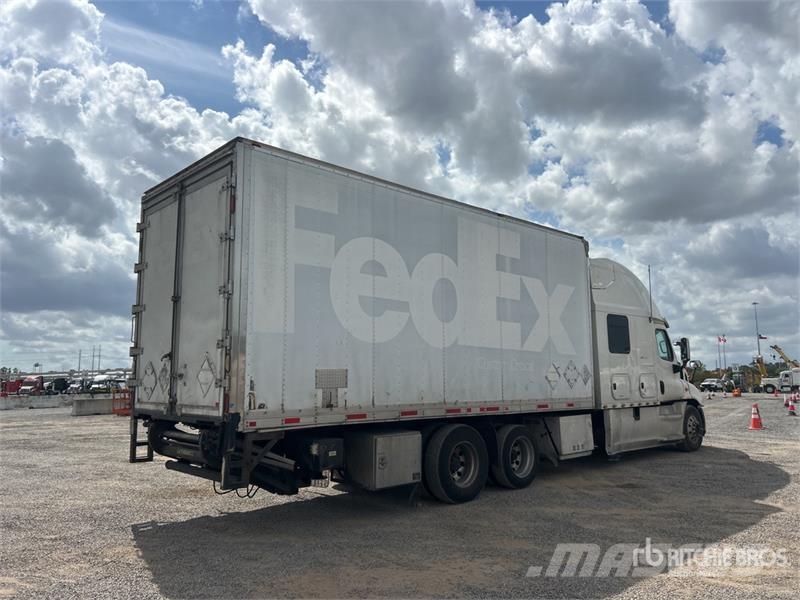 Freightliner CASCADIA 113 6x2 Sleeper Refrigerated Truck Hűtős