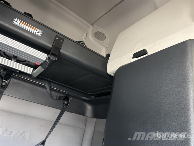 Freightliner Cascadia 126 6x4 T/A Sleeper Truck Tractor 中古トラクターヘッド | トレーラーヘッド