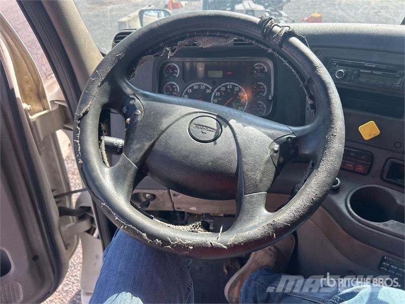 Freightliner Cascadia 125 6x4 T/A Sleeper Truck Tractor Trekkvogner