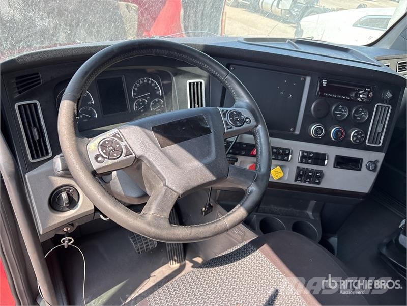 Freightliner Cascadia 126 6x4 T/A Sleeper Truck Tractor Tahače