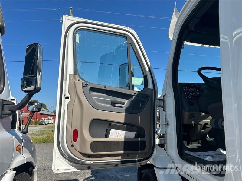Freightliner Cascadia 113 4x2 Car Carrier Truck Trasportatore per veicoli