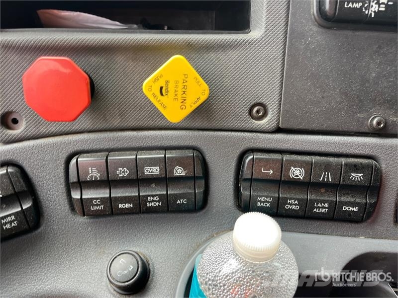 Freightliner Cascadia 125 6x4 T/A Sleeper Truck Tractor Sadulveokid