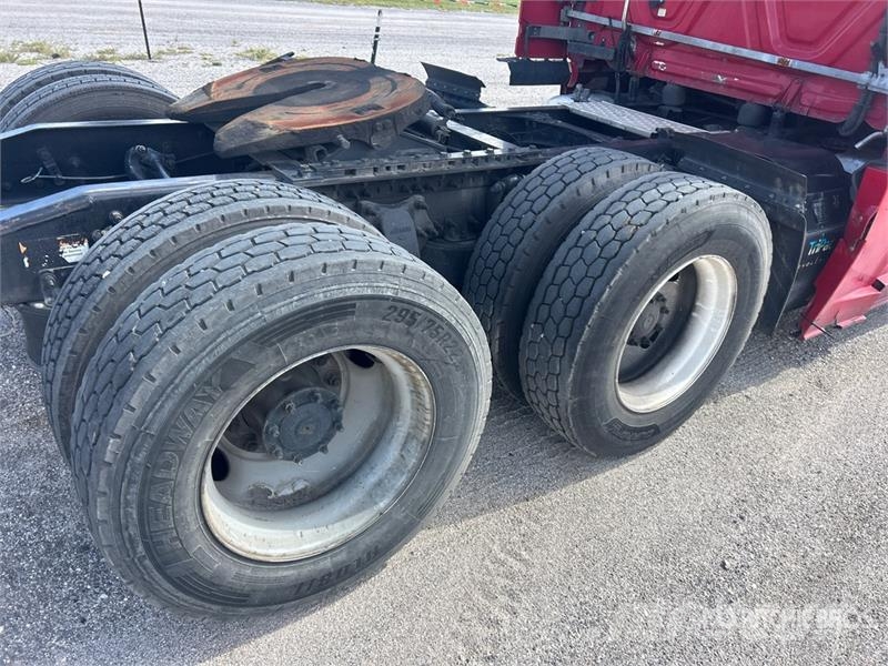 Freightliner Cascadia 126 6x4 T/A Sleeper Truck Tractor Nyergesvontatók