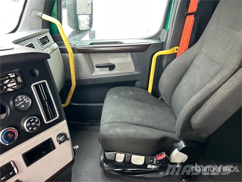 Freightliner Cascadia 126 6x4 T/A Sleeper Truck Tractor Vilcēji