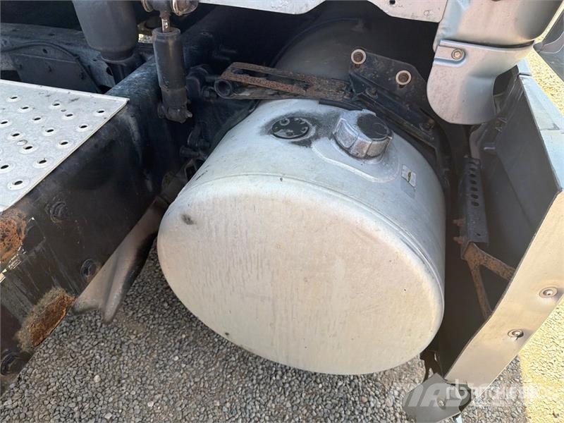 Freightliner Cascadia 125 6x4 T/A Sleeper Truck Tractor 中古トラクターヘッド | トレーラーヘッド