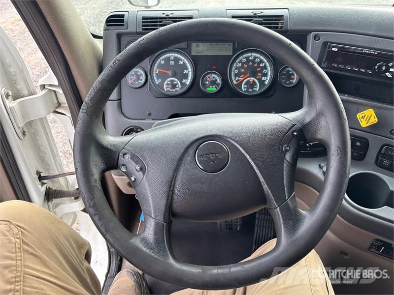 Freightliner Cascadia 125 6x4 T/A Sleeper Truck Tractor Vlačilci