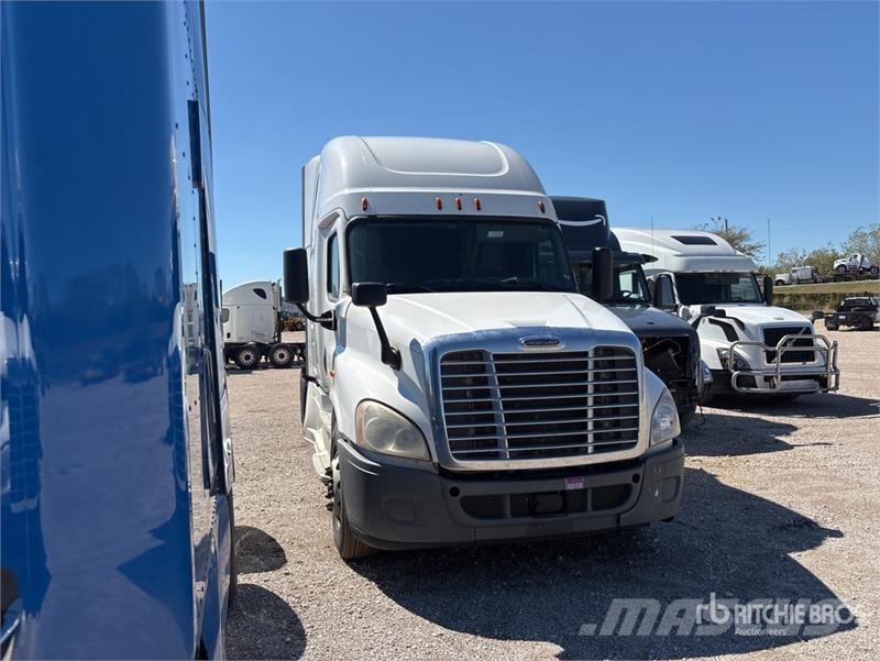 Freightliner Cascadia 125 6x4 T/A Sleeper Truck Tractor (Inoper Motrici e Trattori Stradali