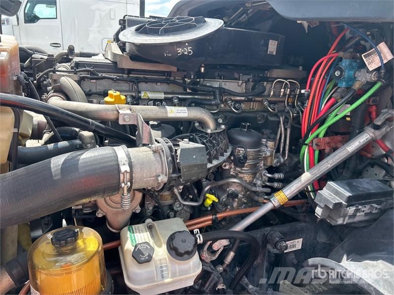 Freightliner Cascadia 125 6x4 T/A Sleeper Truck Tractor 中古トラクターヘッド | トレーラーヘッド