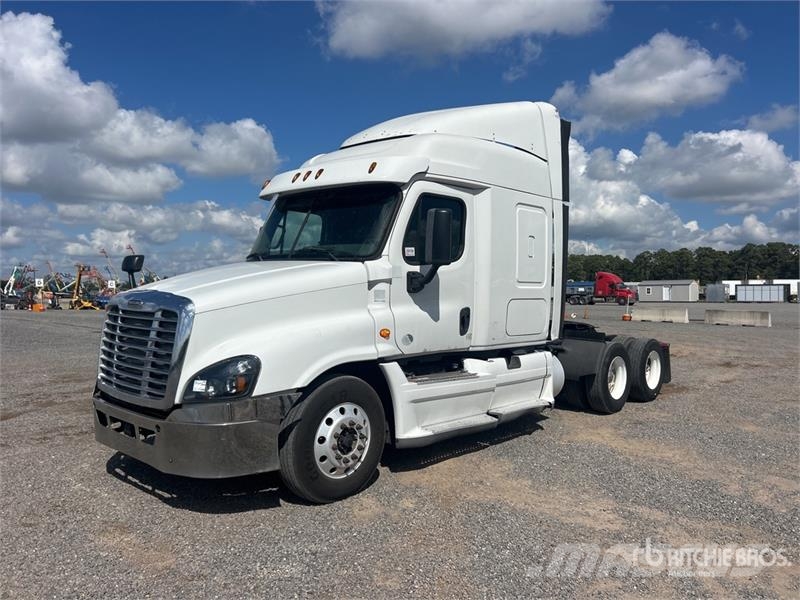 Freightliner Cascadia 125 6x4 T/A Sleeper Truck Tractor Trekkvogner