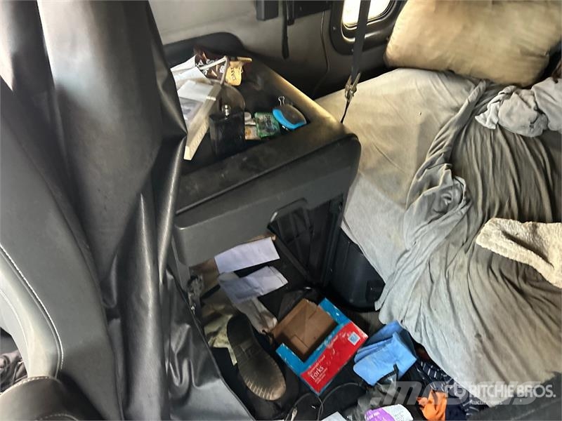 Freightliner Cascadia 6x4 T/A Sleeper Truck Tractor (Inoperable Trekkvogner