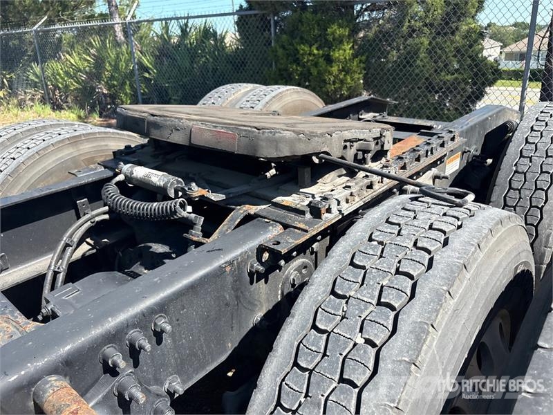 Freightliner Cascadia 125 6x4 T/A Sleeper Truck Tractor (Inoper Trekkvogner