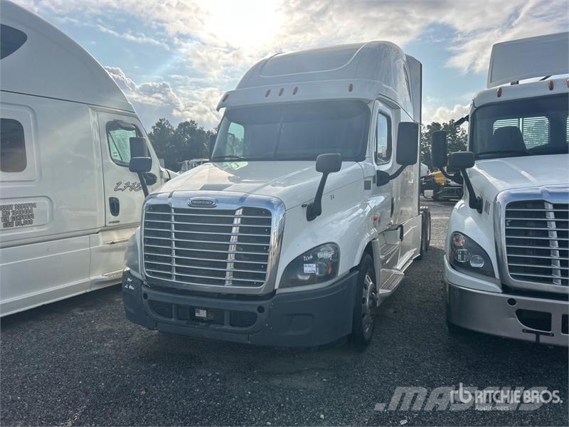 Freightliner Cascadia 125 6x4 T/A Sleeper Truck Tractor (Inoper وحدات الجر