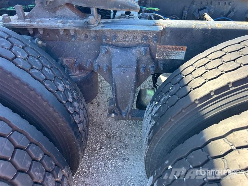 Freightliner Cascadia 126 6x4 T/A Sleeper Truck Tractor Седельные тягачи