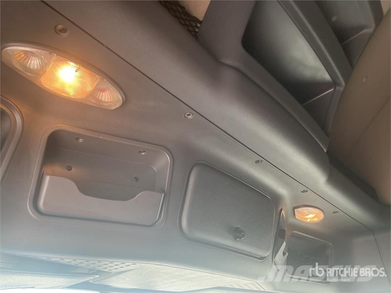 Freightliner Cascadia 125 6x4 T/A Sleeper Truck Tractor 中古トラクターヘッド | トレーラーヘッド