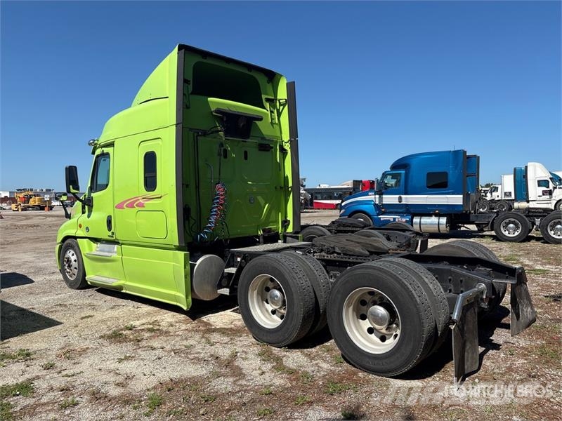 Freightliner Cascadia 125 6x4 T/A Sleeper Truck Tractor (Inoper Trekkvogner