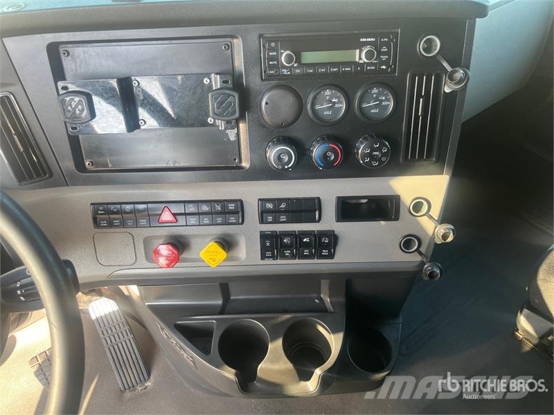 Freightliner Cascadia 126 6x4 T/A Sleeper Truck Tractor Vlačilci