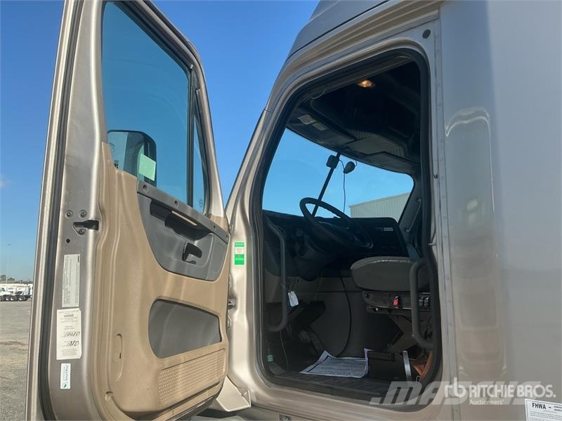 Freightliner Cascadia 125 6x4 T/A Sleeper Truck Tractor 中古トラクターヘッド | トレーラーヘッド