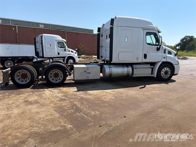 Freightliner Cascadia 113 6x4 Sleeper Car Carrier Truck Camiones portacoches