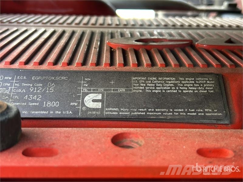 Freightliner Cascadia 126 6x4 T/A Sleeper Truck Tractor 中古トラクターヘッド | トレーラーヘッド