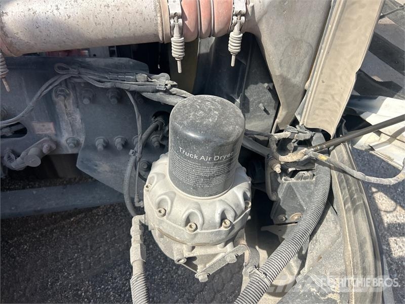Freightliner Cascadia 126 6x4 T/A Sleeper Truck Tractor Cabezas tractoras