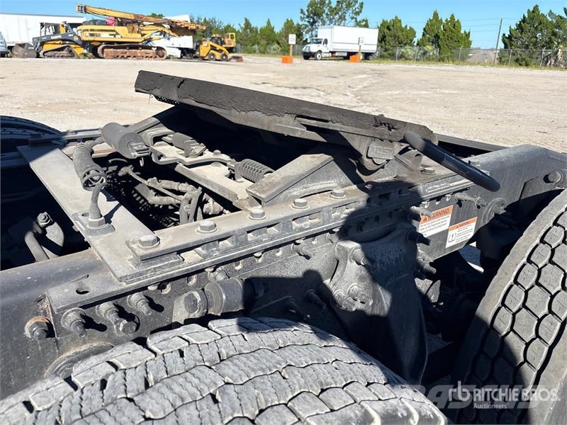 Freightliner Cascadia 126 T/A Sleeper Truck Tractor Vilcēji
