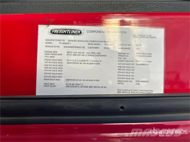Freightliner Cascadia 6x4 T/A Sleeper Truck Tractor (Inoperable Trekkvogner