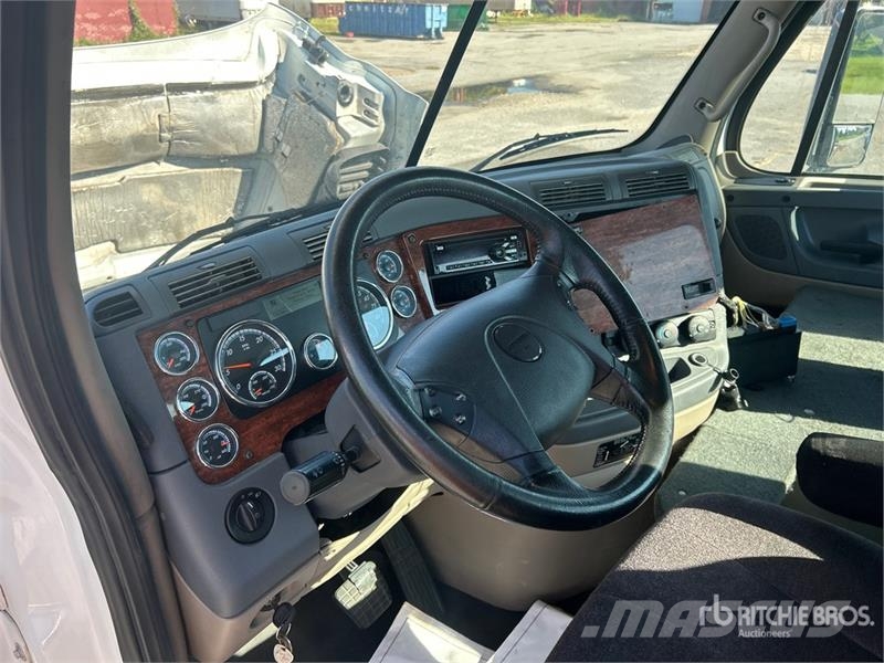 Freightliner Cascadia 113 4x2 Car Carrier Truck Trasportatore per veicoli